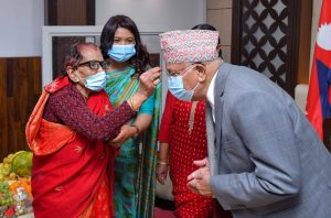 प्रधानमन्त्री ओलीले बुवाबाट आशीर्वाद लिँदै बालुवाटारमै मनाए ७०औं जन्मदिन (तस्बिरहरु)